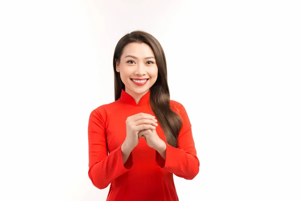 亚洲漂亮女孩 穿着越南传统的红色连衣裙 笑容满面 背景洁白 与世隔绝 — 图库照片