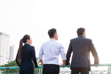 Üç iş adamı tatile gidiyor. konsept