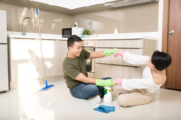 Gelukkig Jong Aziatisch Paar Schoonmaken Keuken Samen — Stockfoto