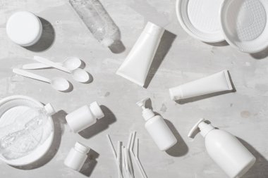 Düz plastik atıkların geri dönüşüm için hazır yatıyordu. Sosyal sorumluluk, ekoloji bakım kavramı