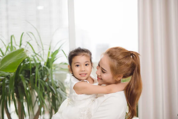 Feliz Ásia Mãe Abraçando Com Ela Bonito Pouco Filha Casa — Fotografia de Stock