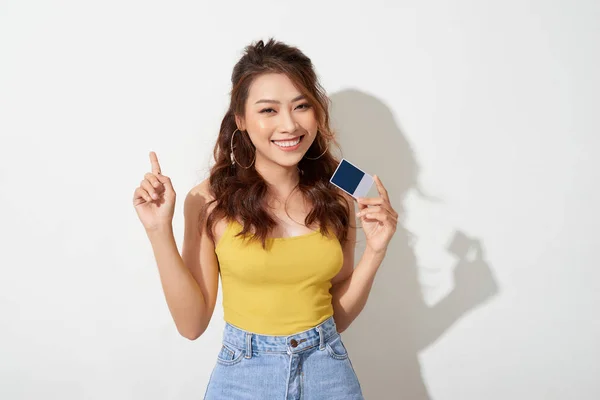 Foto de joven sonriente mujer asiática sosteniendo tarjeta —  Fotos de Stock