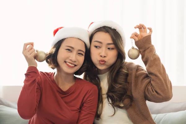 Любитель Азии Девушка Обнимает Дарит Рождественский Подарок Рождественской Вечеринке — стоковое фото