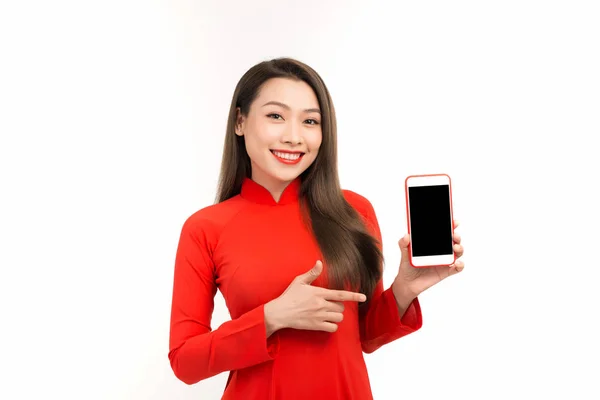 美しいです若いですベトナム人女性で赤いです白い上に隔離されたスマートフォンの空白の表示 — ストック写真