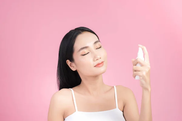 Maquiagem Mulher Asiática Spray Limpo Pele Cosmetologia Loção — Fotografia de Stock