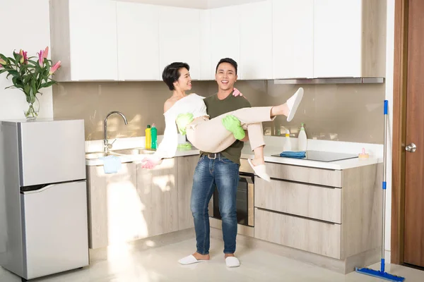 Feliz Joven Pareja Asiática Limpiando Cocina Juntos Sonriendo Concepto Limpieza — Foto de Stock