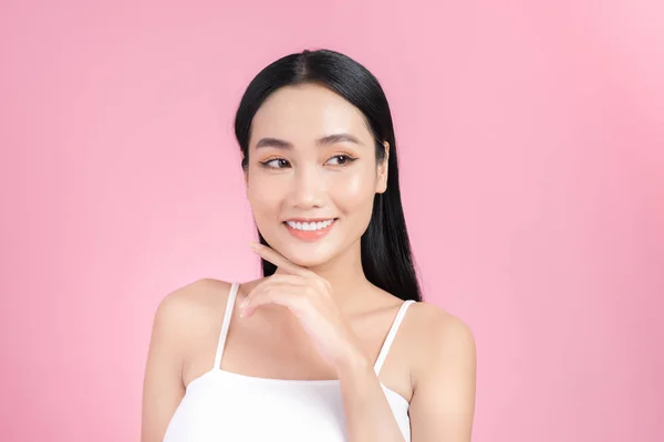 Asiatisk Kvinna Skönhet Ansikte Porträtt Isolerad Rosa Bakgrund Med Frisk — Stockfoto