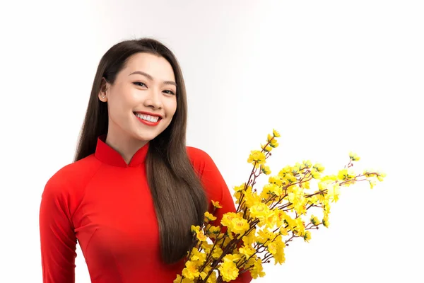 Mulher Asiática Elegante Segurando Flores Pêssego Enquanto Vestindo Dai Sobre — Fotografia de Stock