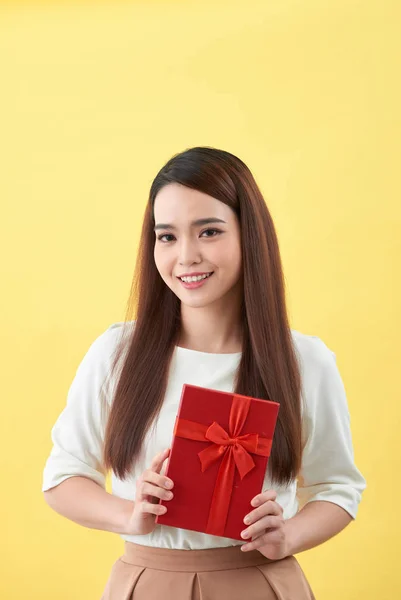 Mulher Asiática Está Segurando Uma Caixa Presente Fundo Amarelo — Fotografia de Stock