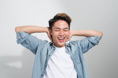 Güçlü, neşeli Asyalı adam beyaz arka planda gülümsüyor.