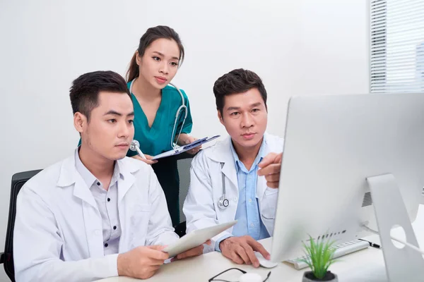 Jeunes Médecins Utilisant Ordinateur Dans Bureau Hôpital — Photo