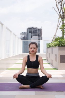 Park germe egzersiz yaparak güzel genç kadın.