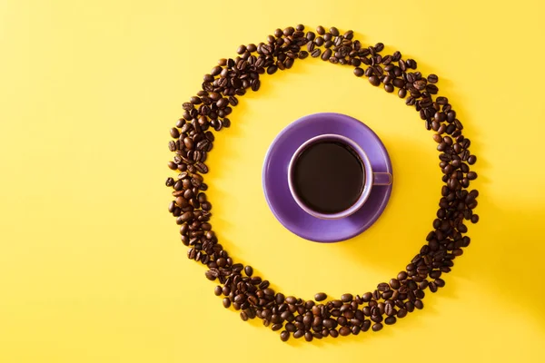 Cup Coffee Circle Shape Coffee Beans Yellow Background — Stock Photo, Image