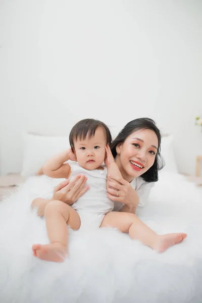 Madre Feliz Con Linda Niña Cama Pasar Buen Rato —  Fotos de Stock