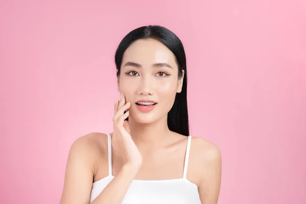 Hermosa Joven Asiática Tocando Piel Perfecta Sobre Fondo Rosa Concepto —  Fotos de Stock