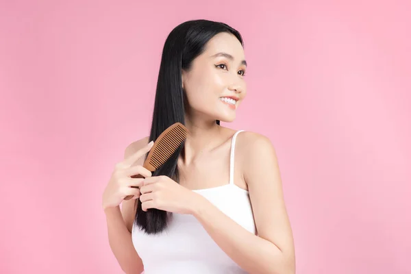 Mulher Asiática Feliz Penteando Seu Belo Cabelo Preto Isolado Sobre — Fotografia de Stock