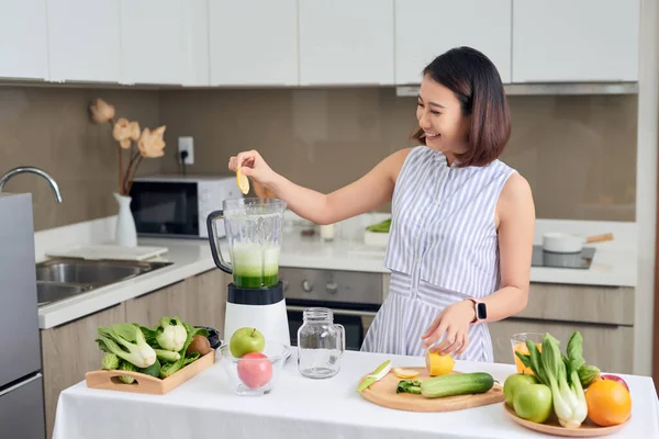 Молода Азіатка Використовує Блендер Щоб Зробити Зеленого Коктейлю Кухні — стокове фото