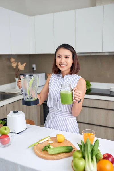 Sonriente Joven Mujer Asiática Sosteniendo Batido Verde Cocina Casa — Foto de Stock