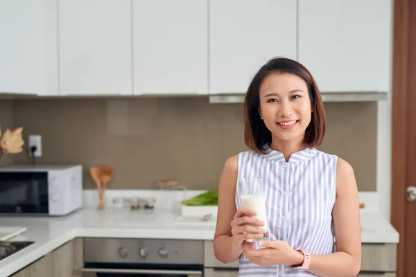 Bella Giovane Donna Asiatica Che Beve Latte Cucina Casa — Foto Stock