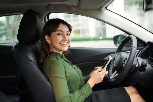 Młoda Kobieta Piękne Korzystanie Smartphone Podczas Jazdy Samochodem — Zdjęcie stockowe