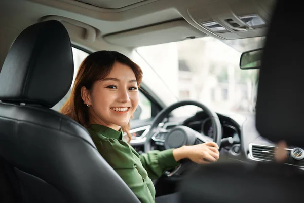 Mujer Negocios Bonita Sonriendo Conduciendo Coche — Foto de Stock