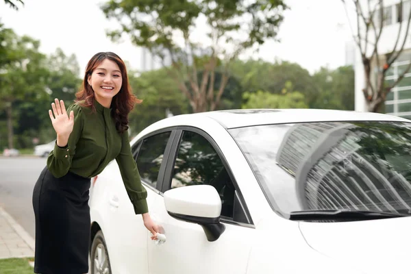 Chica Entrando Coche Fuera Concepto Carretera Estilo Vida Urbano Sonriendo — Foto de Stock