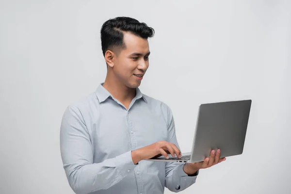 Jovem Desenvolvedor Software Asiático Feliz Com Laptop Suas Mãos — Fotografia de Stock