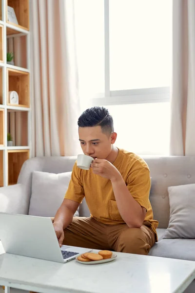 Jovem Feliz Sentado Sofá Usando Laptop — Fotografia de Stock