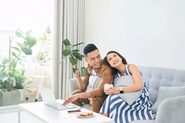 Glückliche Junge Asiatische Paar Hause Mit Laptop Computer Wenn Sie — Stockfoto