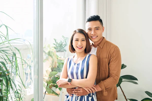 Bonito Jovem Casal Asiático Apaixonado Casa Janela Abraçando — Fotografia de Stock