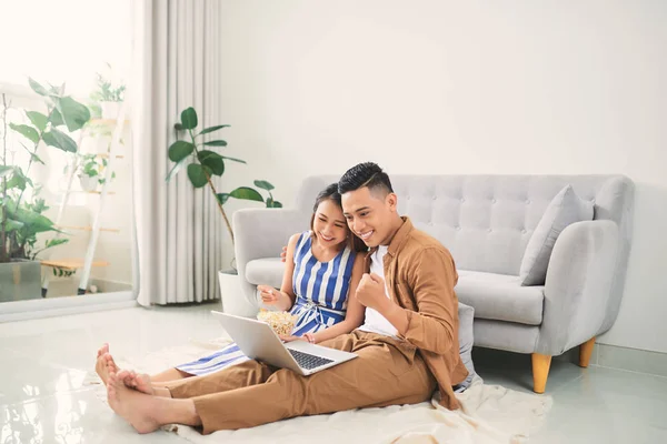 Porträt Eines Schönen Jungen Paares Mit Laptop Hause — Stockfoto