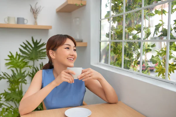 Feliz Joven Asiática Bebiendo Café Detrás Ventana Casa — Foto de Stock