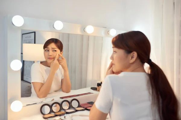 Portrait Jeune Femme Avec Problème Acné Regardant Dans Miroir — Photo