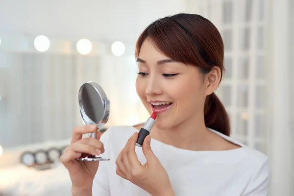 Glimlachen Jong Aziatisch Vrouw Het Aanbrengen Van Lippenstift Zoek Naar — Stockfoto