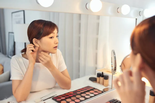 Belle Femme Asiatique Portant Une Boucle Oreille Devant Miroir — Photo