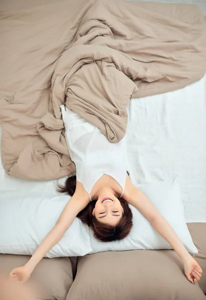 Schönes Mädchen Das Frühmorgens Schlafzimmer Liegt Von Oben Gesehen — Stockfoto