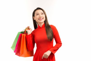 Mutlu Asyalı kadın portresi. Yeni yıl kutlamalarında alışveriş yapıyor.