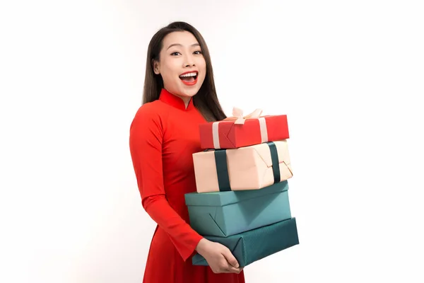 Retrato Feliz Mulher Asiática Segurando Caixa Presente Celebrar Ano Novo — Fotografia de Stock