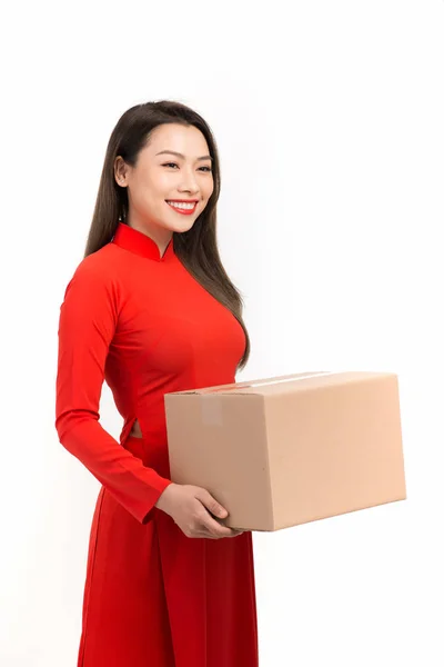 Menina Asiática Com Vestido Tradicional Vietnamita Segurando Caixa Presente Cumprimentos — Fotografia de Stock