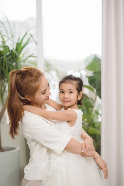 Asiática Madre Bebé Niña Riendo Abrazando Con Amor Felicidad —  Fotos de Stock