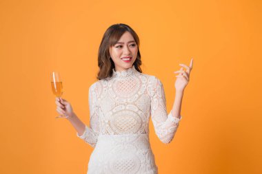 Alkol kokteyl içme beyaz moda elbise genç güzel seksi kadın