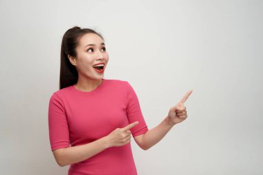 Mutlu şaşırttı genç kadın kameraya geniş gülümseyerek, uzak parmaklarını işaret