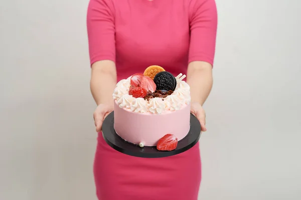 Kobieta Trzyma Tort Urodzinowy Jej Ręce — Zdjęcie stockowe