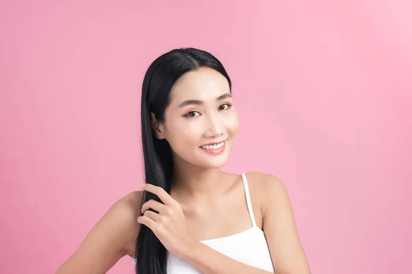 Joven Hermosa Mujer Asiática Cuidando Cabello Retrato Belleza Maquillaje Natural — Foto de Stock