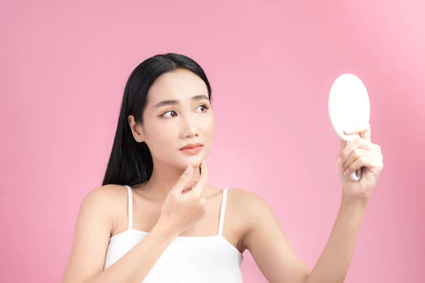 Mujer Asiática Mirando Espejo Preocupándose Por Piel Fondo Rosa — Foto de Stock