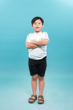 Asyalı çocuk beyaz gülüyor portresi.