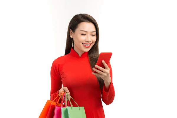 Vacker Flicka Som Håller Shoppingväskor Och Använda Mobiltelefon Isolerad Vit — Stockfoto