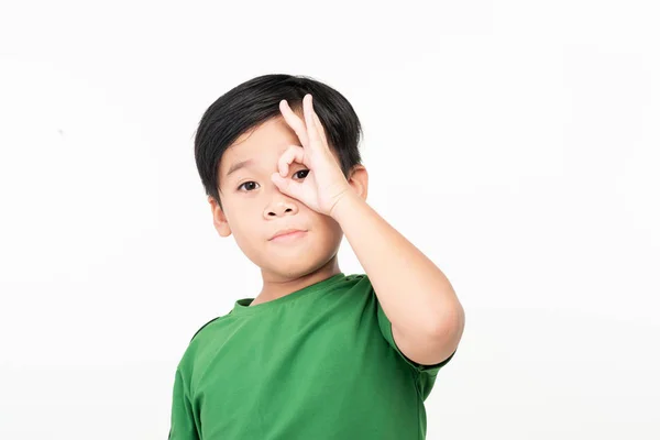 Niño Pelo Oscuro Con Cara Feliz Sonriendo Haciendo Signo Bien — Foto de Stock