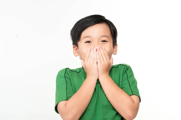 Słodkie Azji Chłopiec Obejmuje Jego Usta Jego Ręce — Zdjęcie stockowe