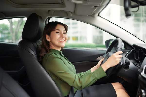 Jovem Mulher Bonita Dirigindo Seu Carro — Fotografia de Stock